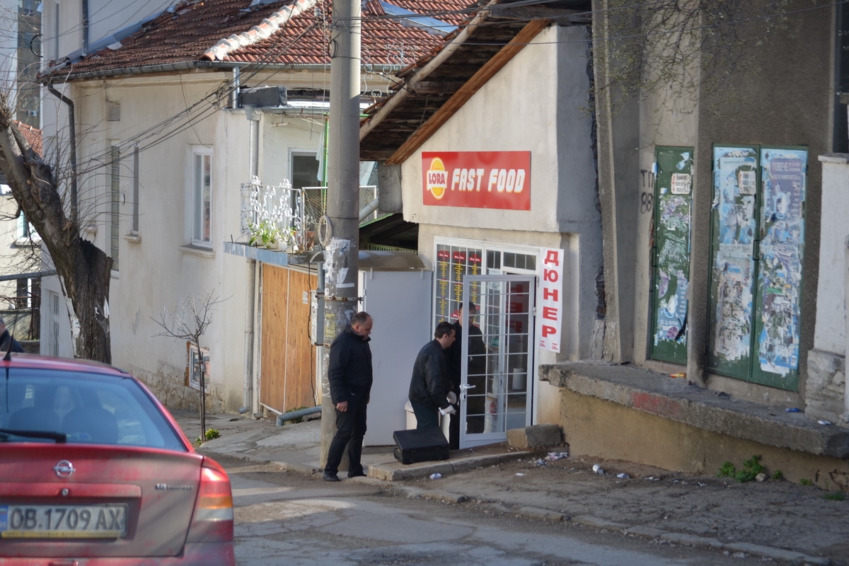 policelch2003141 Полицията е отцепила района пред Езиковата! Канабис намерен в двама от работещите в заведението!