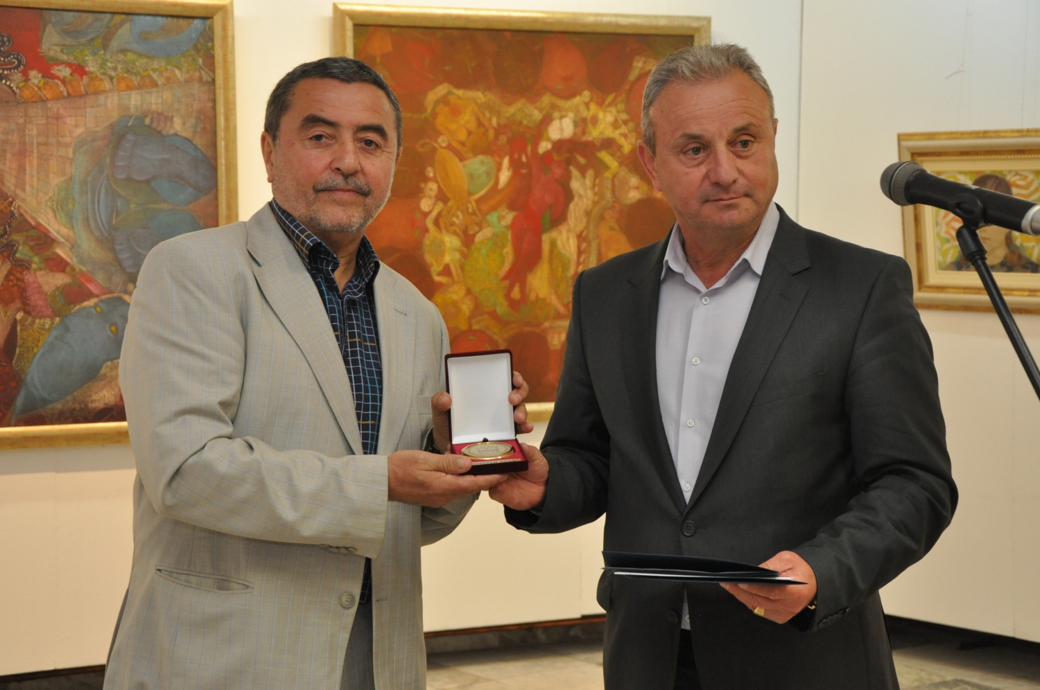 galeriq805144 Кметът Казанджиев връчи почетния знак на община Ловеч на Художествената галерия за 50-годишнината й
