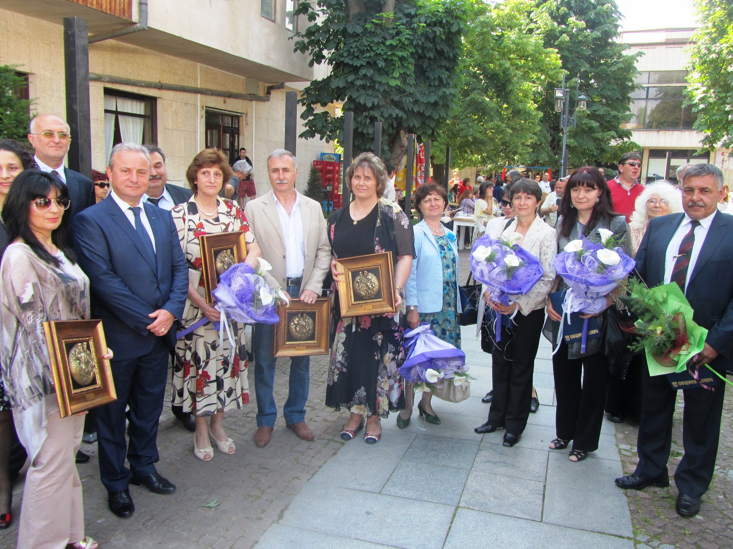 pedagozi24051410 Петима педагози с ежегодната персонална награда на община Ловеч барелеф „Св. Св. Кирил и Методий“