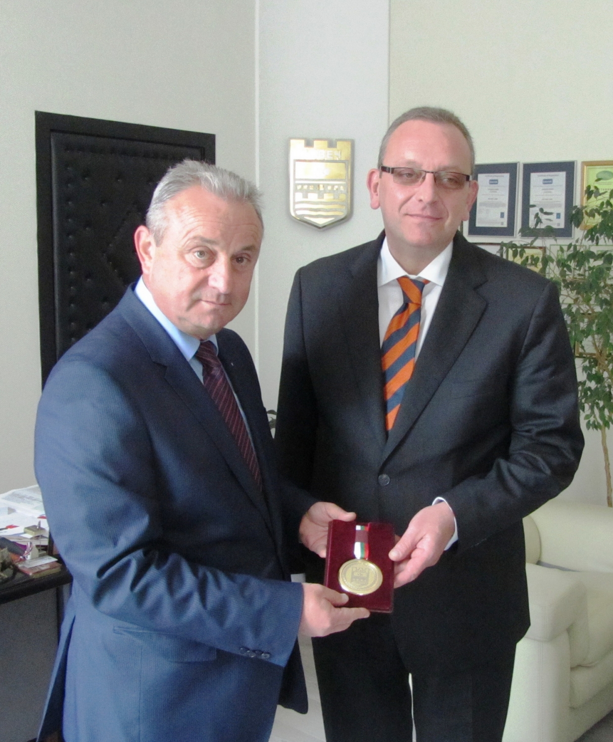 stoianovich1205141 Министърът на културата с почетния медал на община Ловеч