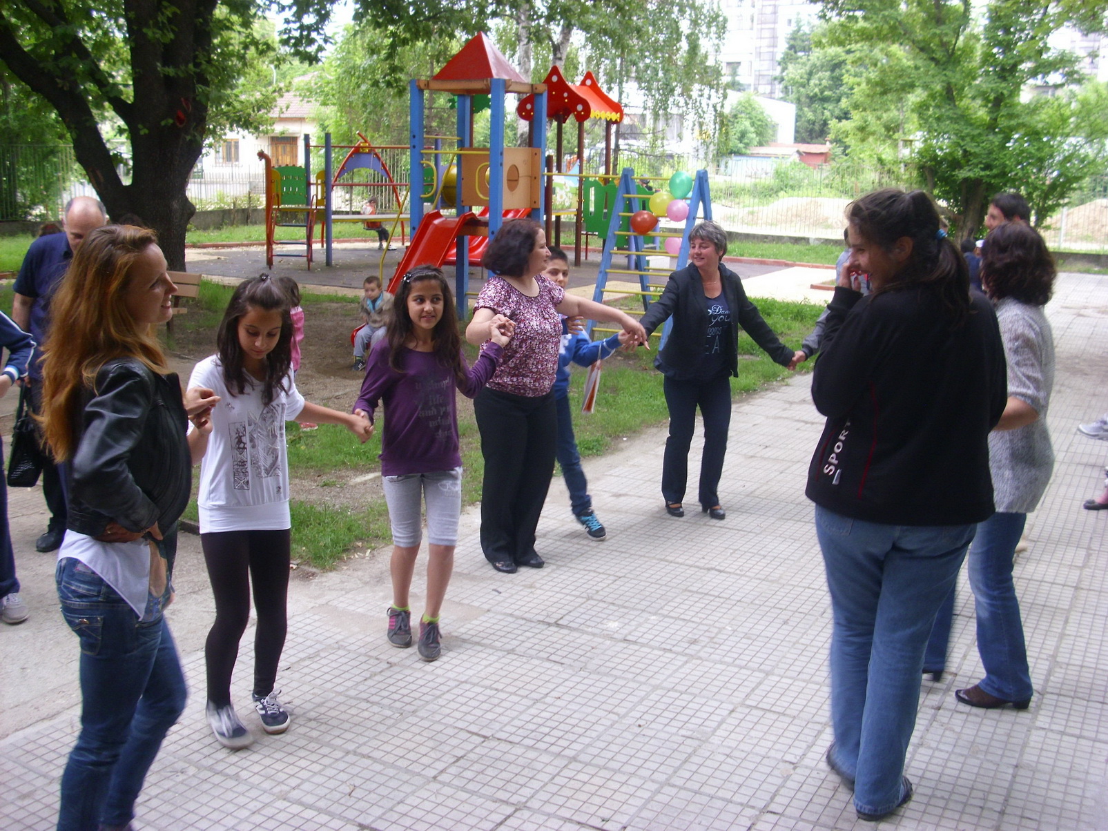 dnevencen506142 В Дневния център за деца и възрастни с увреждания родители показаха таланти за 1 юни