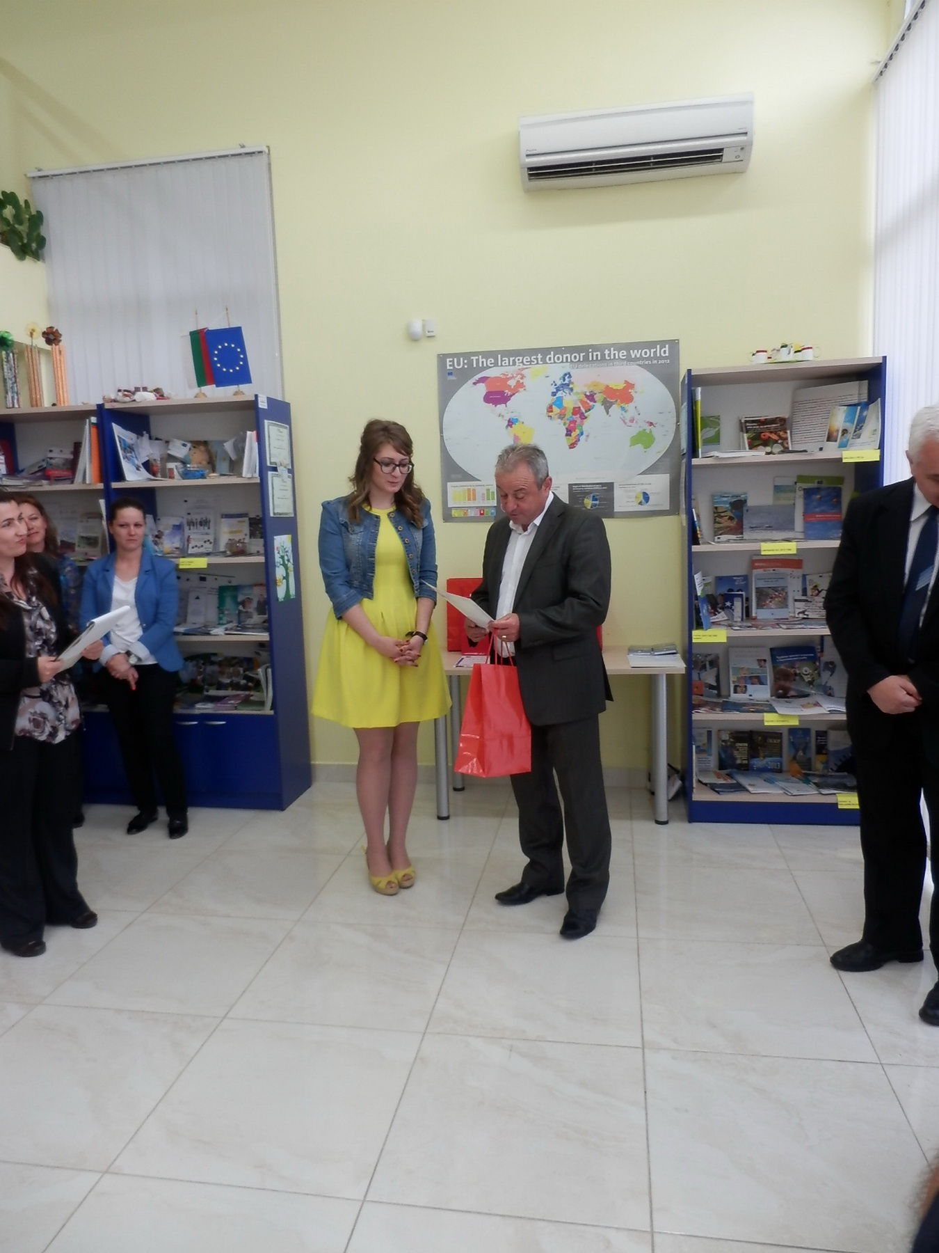 nagrajdavaneoic1906143 Мария Бешева от Езиковата гимназия грабна голямата награда на ОИЦ-Ловеч