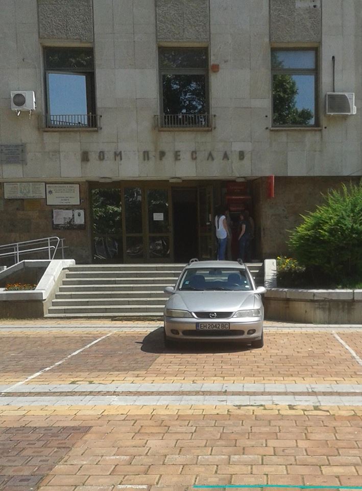 narushiteli1006141 Ден след забраната на кмета за движение на автомобили по пешеходната зона, се спира точно срещу неговия прозорец! Безпрепятствено!