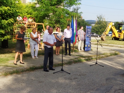 kopkachervenbr2308141 Кметът Казанджиев направи първа копка на строително-ремонтните работи в ж. к. „Червен бряг”