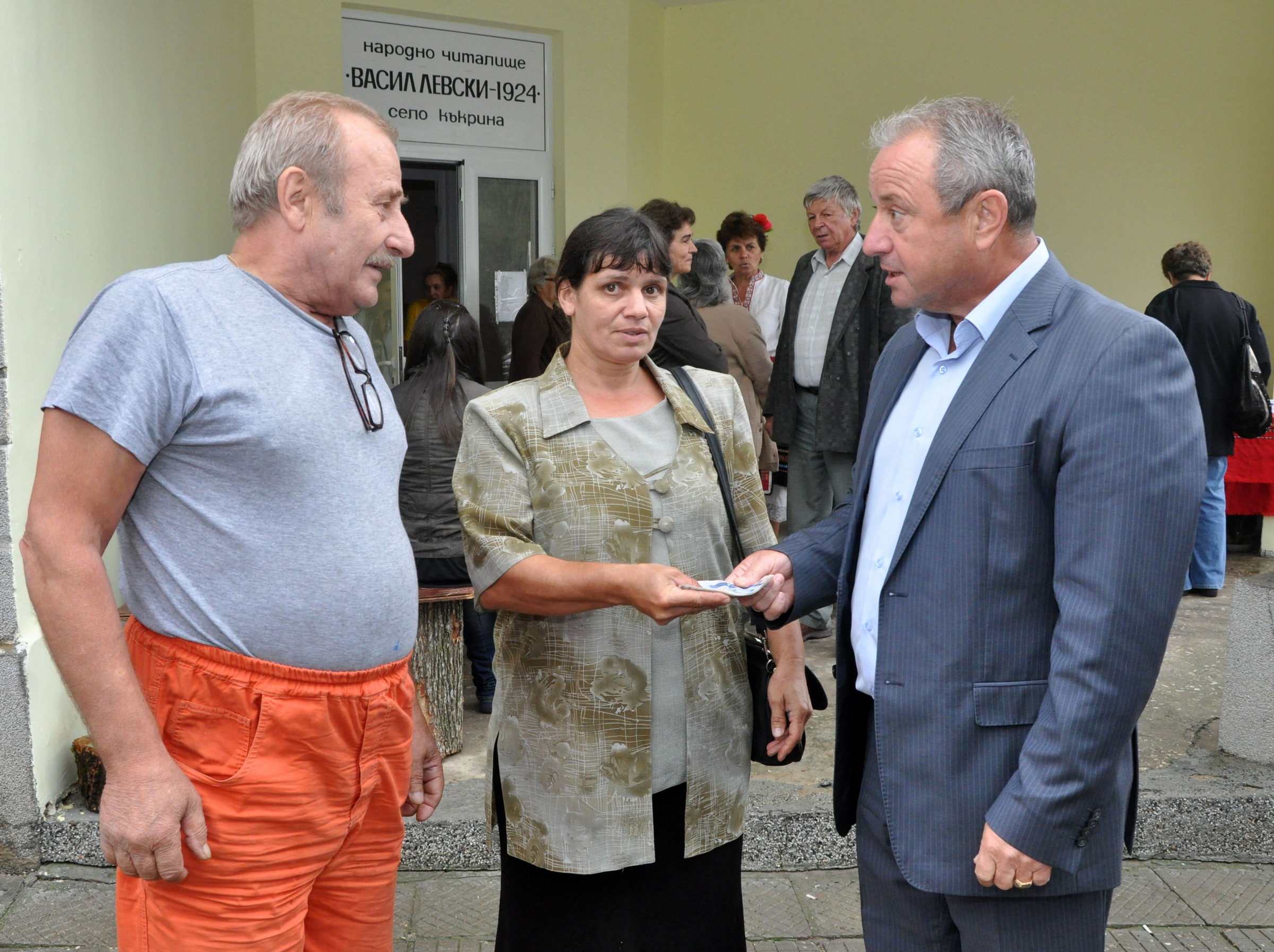 kmetdarenie609141 Кметът Казанджиев предостави 200 лв лични средства като дарение за църквата в Къкрина