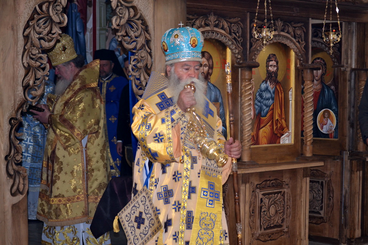 novhram27101423 Ловчанският митрополит Гавриил донесе Благодатният огън от Божи гроб в България