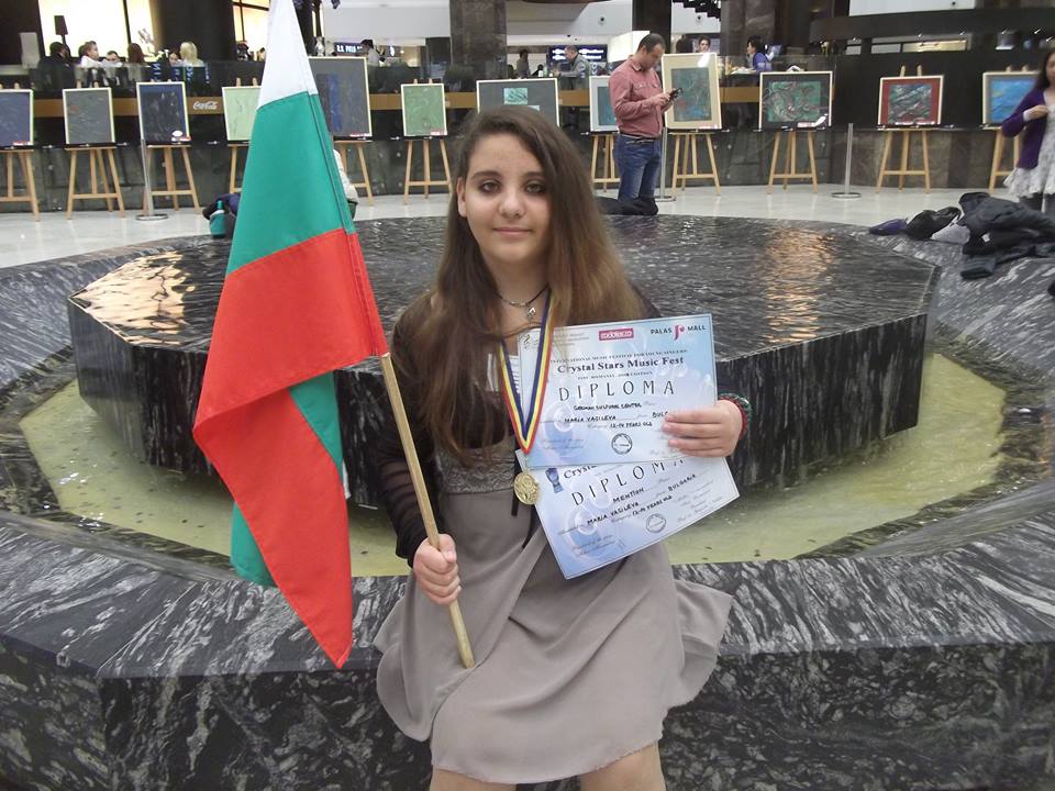 maria511143 Мария Василева донесе медал, специалната награда на журито и наградата на германския културен център в своята възрастова категория от Международния фестивал за млади изпълнители „Crystal Stars”