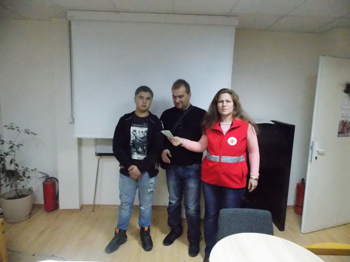 redcorsslovech1912141 Националният дарителски фонд за подпомагане на деца, пострадали при пътнотранспортни произшествия към Българския Червен кръст подкрепя с парични помощи семействата на 49 деца