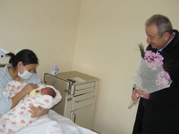 kmetbebe701141 Щъркелите са виновни: носят едва по седем бебета на 1000 ловчалии!