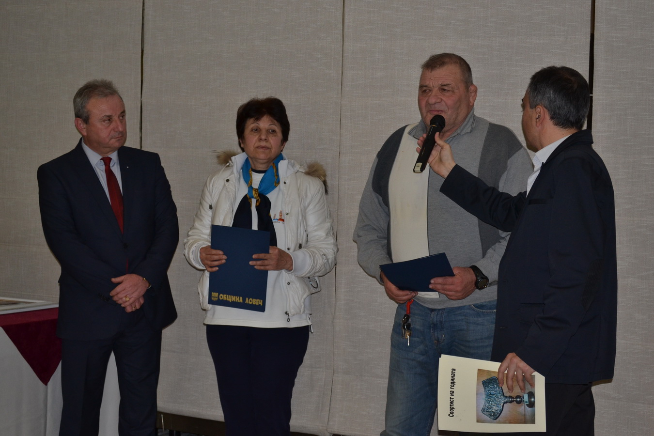 sportistnagodinata12011552 Ценка Илиева и Васил Тодоров-Чичето с почетни значки на Община Ловеч