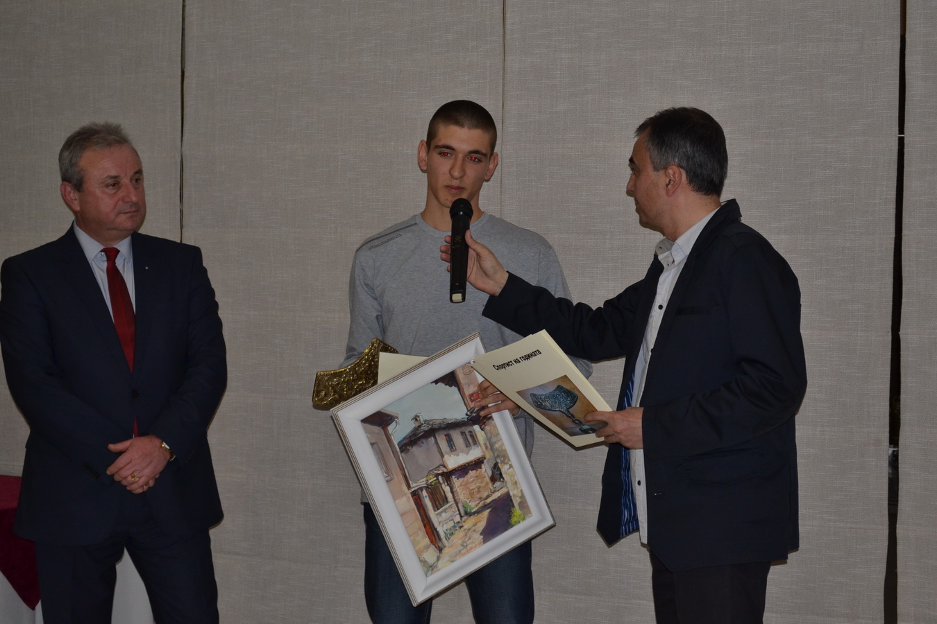 sportistnagodinata12011559 17-годишният състезател на СК „Стратеш атлетик” и юношеския национален отбор на България Георги Гергов бе избран за Спортист №1 на Ловеч за 2014-та