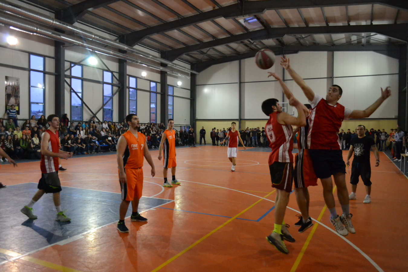 basketezikova1102157 В невероятно зрелищен мач, пред страхотна публика, Математическа победи Езикова с 39:37