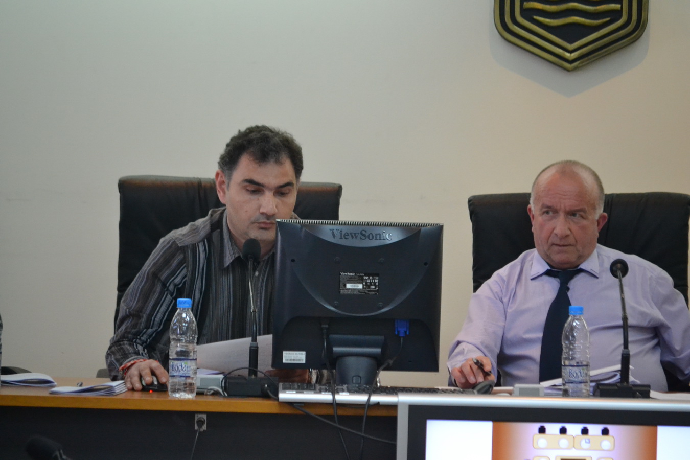 obslovech26031510 След неадекватно водене на заседанието на Общински съвет Ловеч, не стана ясно кой, какво и защо гласува по точката за „ВиК“! Тихолов не можа да обясни какво решение беше взето!