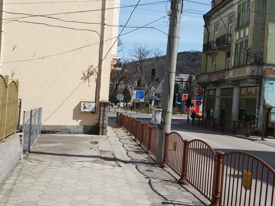 bankaizdanki3003151 Отломки от мазилка на „Старата банка“ падат на оживен тротоар