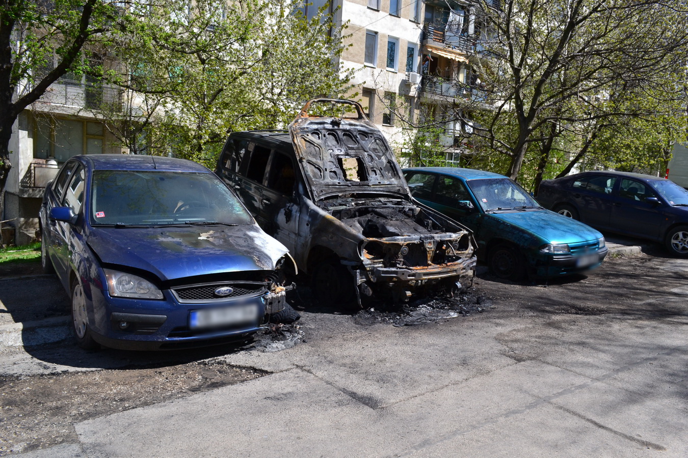 pojarkola1404151 Двама неизвестни подпалиха пет автомобила тази нощ пред блок 207 в Ловеч!