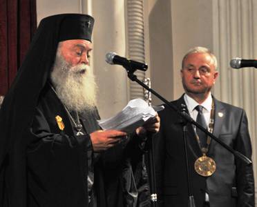 vladika1105151 Ловчанският митрополит Гавриил получи почетните знаци на Ловеч