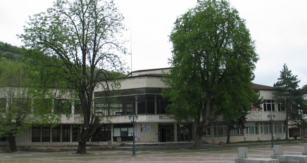 mladejkidomlovech206151 Мнозинството съветници дадоха разрешение на кмета да тегли заем до 2 000 000 (два милиона) лева, като част от общо 6-те милиона лева за ремонта на Младежкия дом