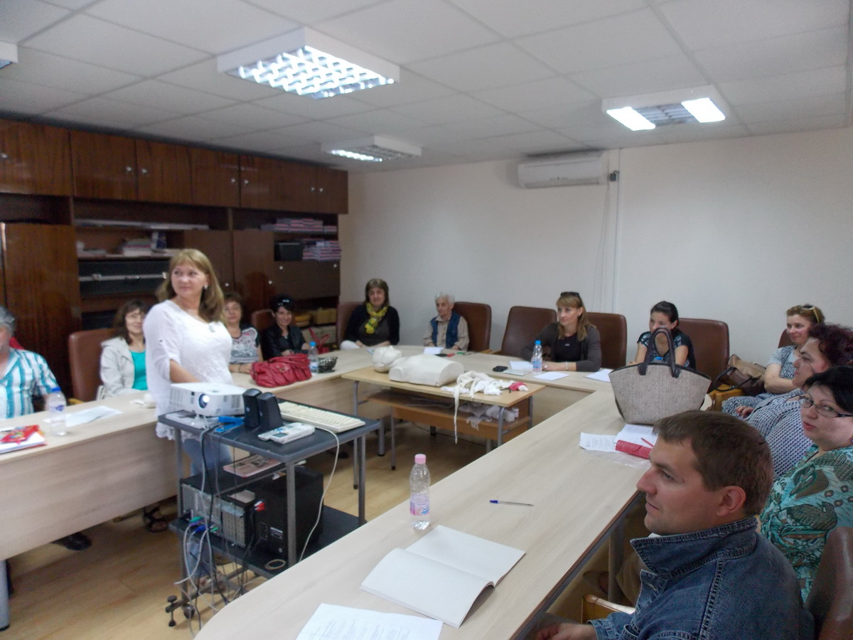 Obuchenieredcross307151 УЧИТЕЛИ ОТ 14 ОБЛАСТИ БЯХА ОБУЧЕНИ ДА ОКАЗВАТ ПЪРВА ДОЛЕКАРСКА ПОМОЩ НА РАБОТНОТО МЯСТО