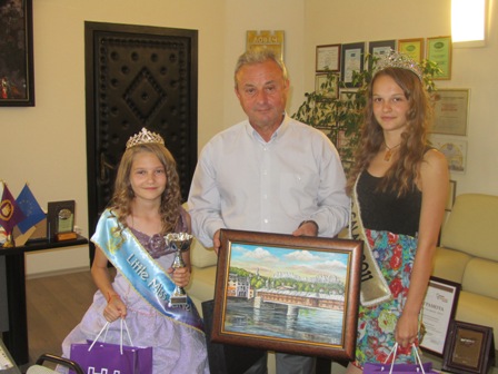 kmetmiska107151 Кметът прие носителката на световната титла Little Miss Planet 2015