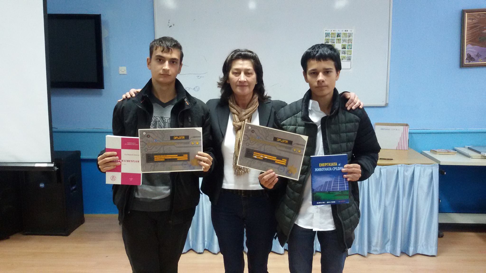 ezikovanagrdai211151 Николай Томчев и Красимир Генчев от Езиковата с две специални награди и дипломи от международна олимпиада по физика