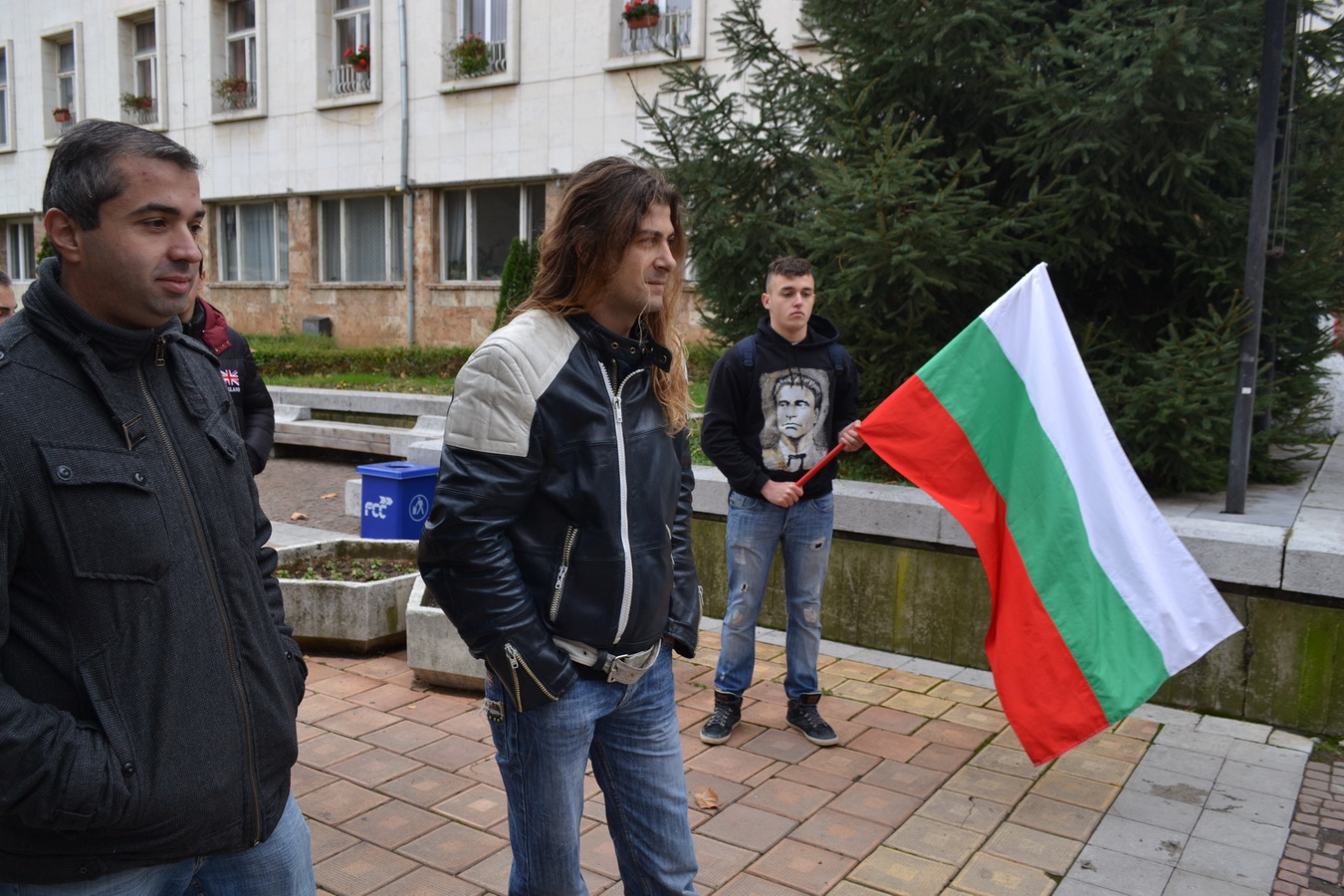 protestvinetki2811151 Макар и скромно, Ловеч също се включи в протеста срещу поскъпването на винетките