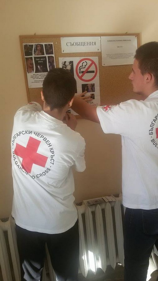 redcross2011153 «Спри цигарите днес», казаха в своя акция на 19-ти ноември доброволците на БМЧК в Ловеч