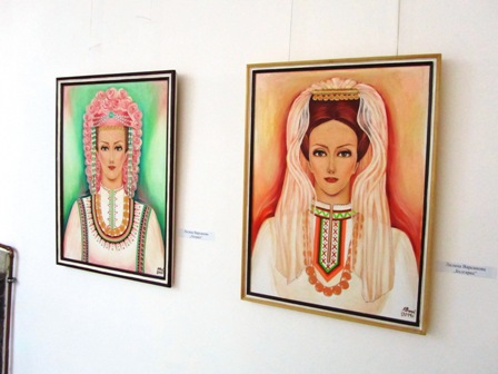 salonizkustva1211153 Кметът Корнелия Маринова откри снощи Есенния салон на изкуствата в Ловеч. 46 автори се представят със 118 творби живопис, скулптура, графика и приложни изкуства