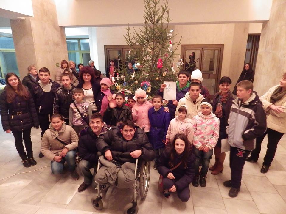 kolednodarvchepu812156 За 6-та поредна година деца украсиха елхата на Областен управител