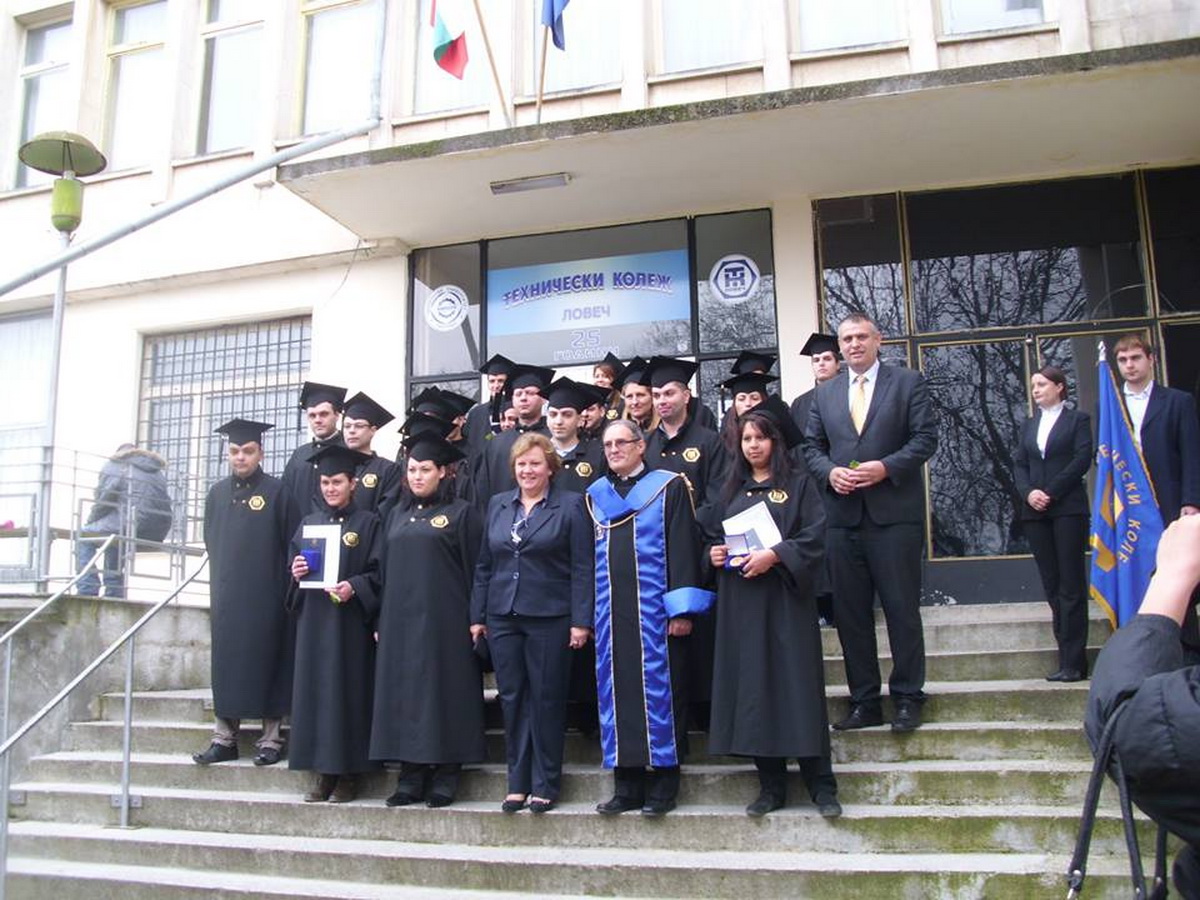 kolej512153 Ивелина Руменова е първенецът на випуск 2015 на Техническия колеж. Кметът Маринова приветства абсолвентите