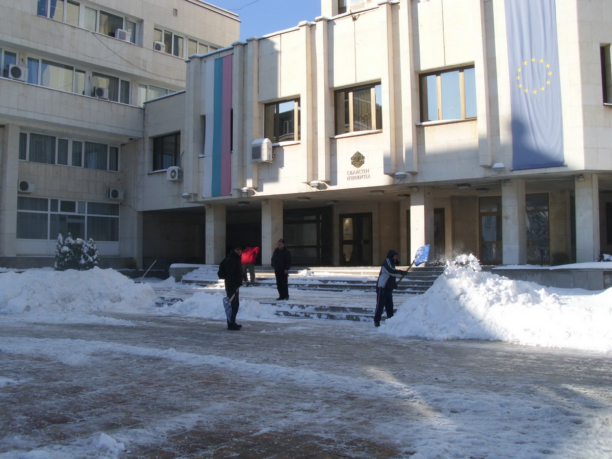 ouzatvornici501154 Лишени от свобода се включиха в почистването около областна администрация и дом „Преслав”