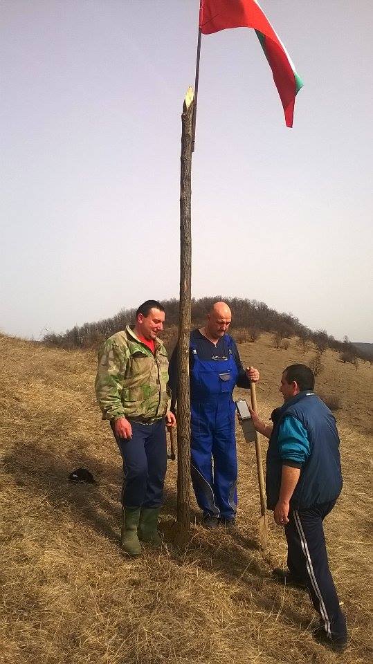 flagbalgarene203161 Трима жители на село Българене издигнаха националният флаг на хълма „Неделки“