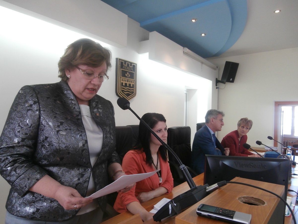kmetobrashtenie3103161 Кметът на Община Ловеч Корнелия Маринова направи обръщение към общинските съветници в началото на деветото заседания на Общинския съвет