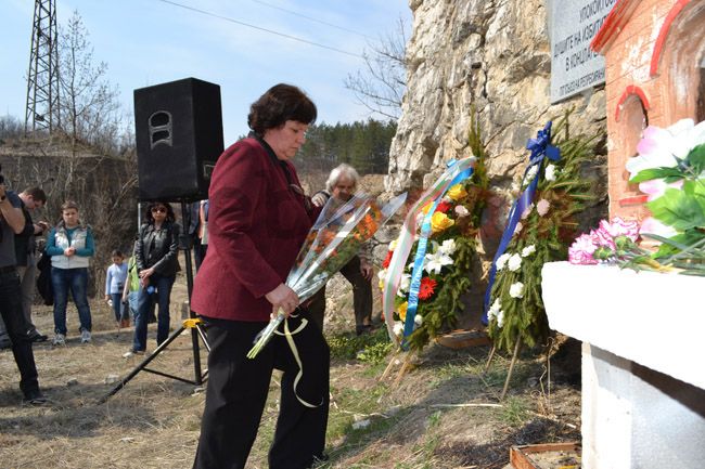 marinovapamet2503161 Корнелия Маринова: Нарушавам срамната традиция на кметовете на БСП в Ловеч да не почетат жертвите в лагера на смъртта