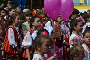 cvetnica24041667 Честит имен ден на всички онези пъстри, цветни, лъчезарни хора с имена на цветя. Бъде здрави, силни, обичащи и мечтаещи!