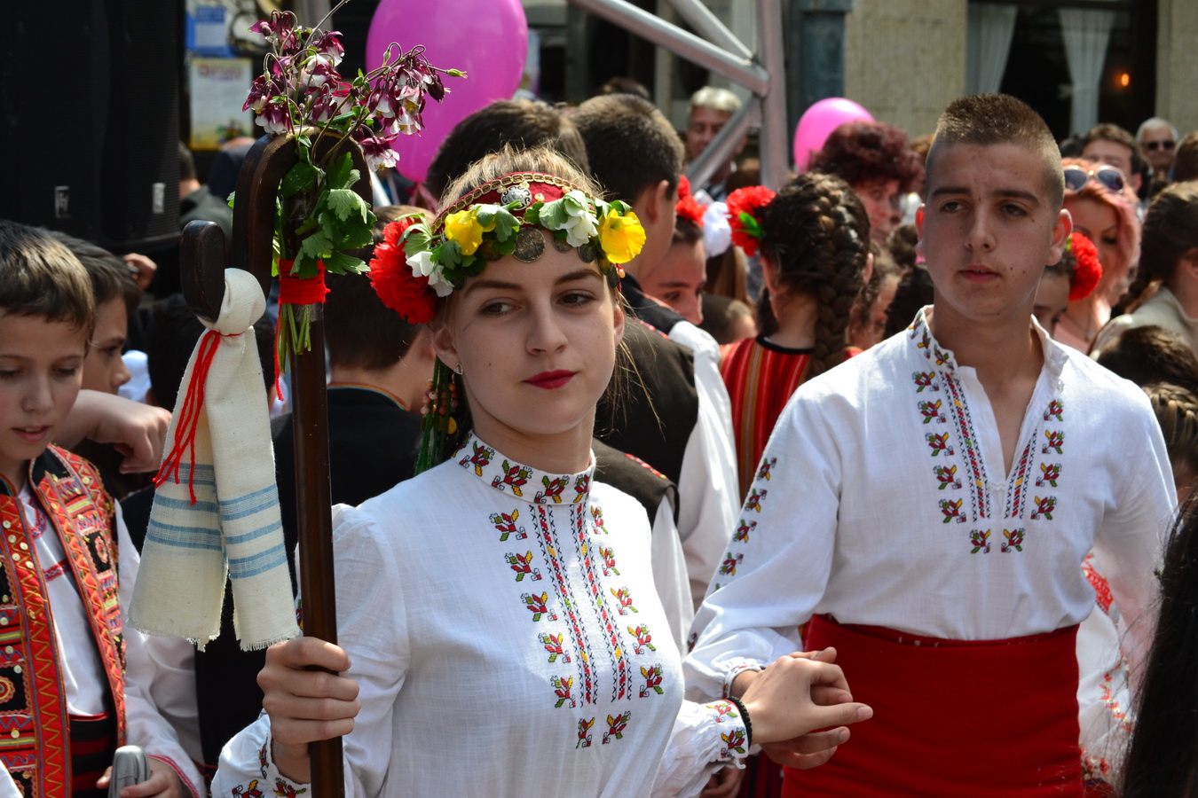 cvetnica24041690 Един различен, пъстър и красив празник в Ловеч! Цветелина Ботевска, ученичка в СОУ „Тодор Кирков” стана Кумичката на Цветница.