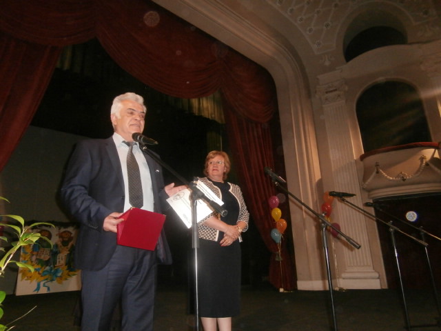 nagradiobrazovanie2005166 150 изявени директори, учители и ученици от област Ловеч бяха наградени с грамоти