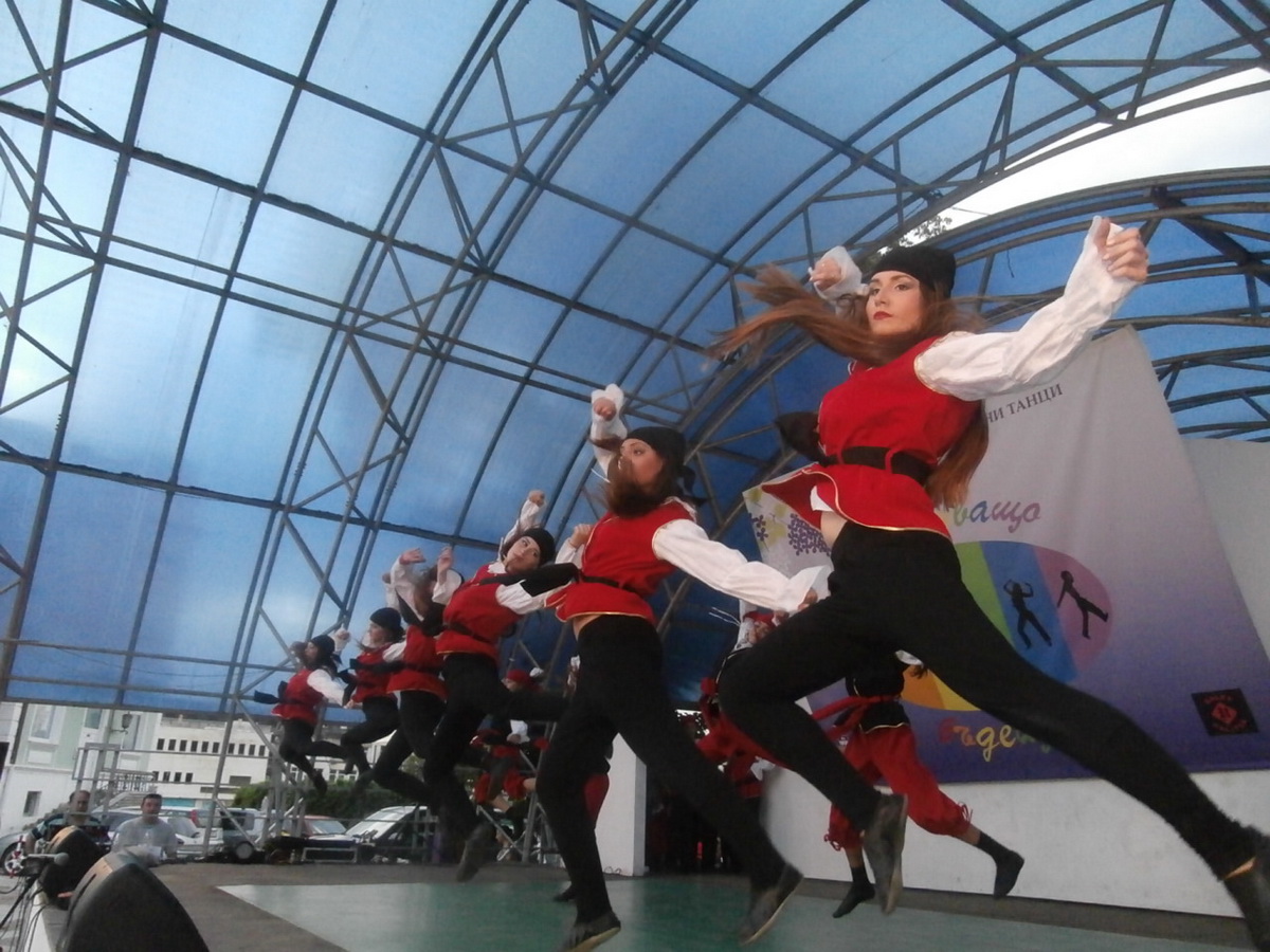 dance1706162 Започна Втория младежки фестивал за модерни танци „Танцуващо бъдеще“ – Ловеч 2016 г.