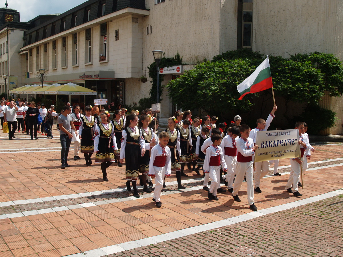 folklorritam406162 Първото издание на фолклорния фестивал-събор „Ритъмът на България“ събра любители на фолклора в Ловеч