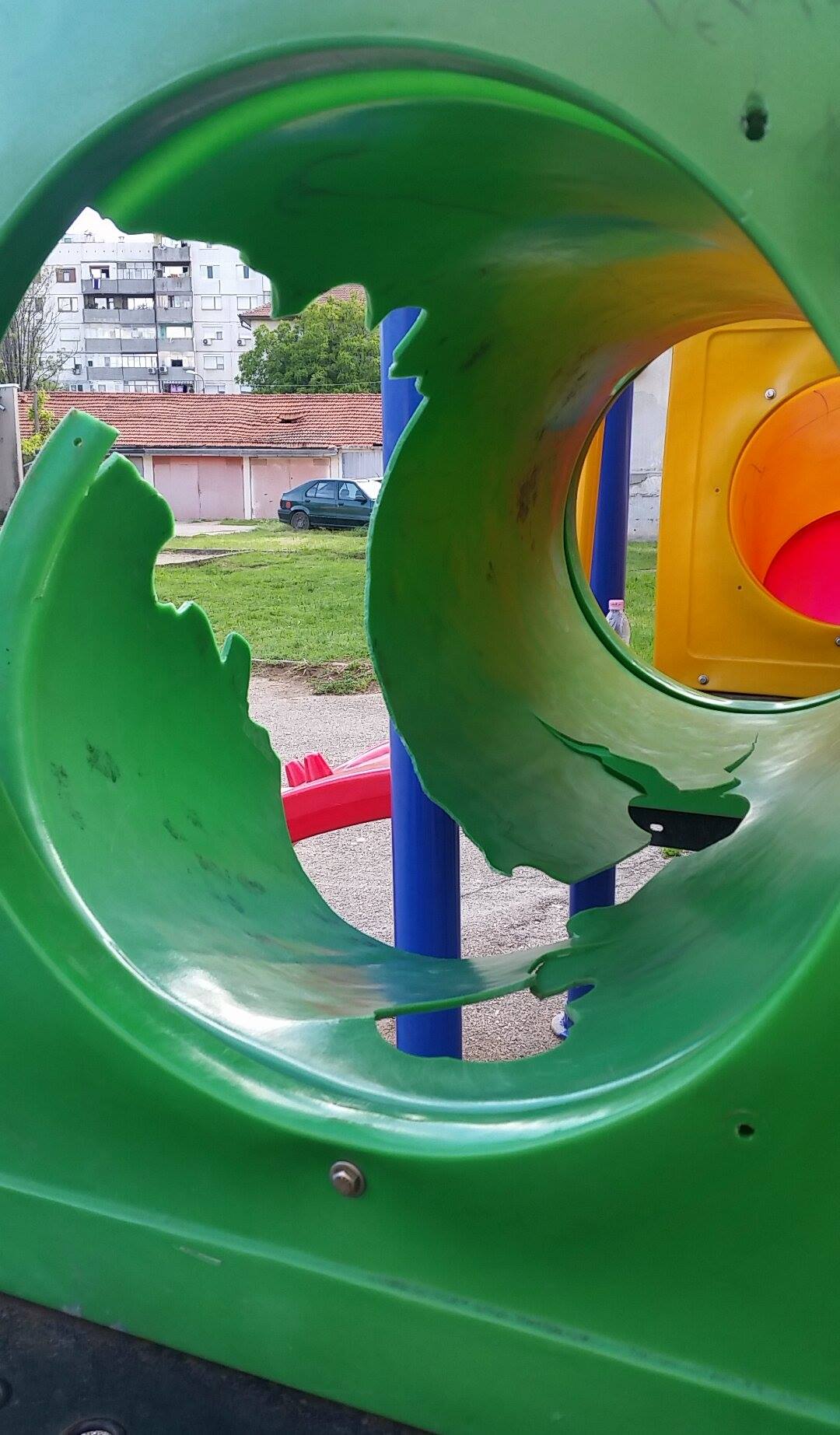 vandali80616 3 Вандали трошат детски и спортни площадки, счупени са пейки, кошчета за смет, улични осветителни тела и срязани кабели, рисуване по фасадите на обществени и частни сгради