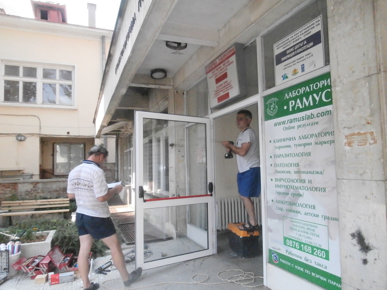 stomatologiq2607164 Монтираха нова входна врата на сградата на Стоматологията в Ловеч. Старата е от построяването на сградата през 1969 г