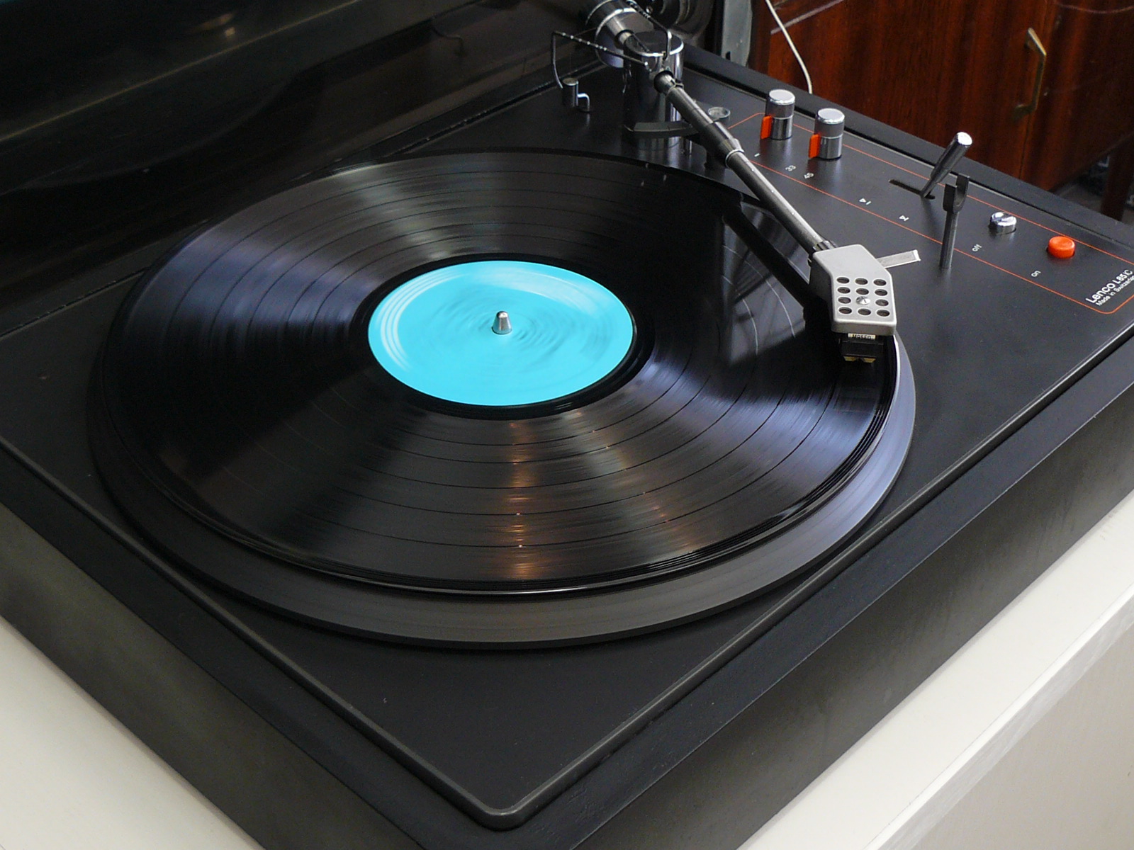 gramofon108161 „Ретро музика на плочи" е част от инициативите на библиотеката в Ловеч