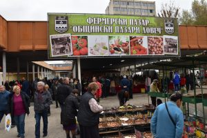 femerskipazarlovech2610161 17-годишен жител на с. Буковлък е установен в момент на продажбата на тютюн без бандерол на ловешкия пазар