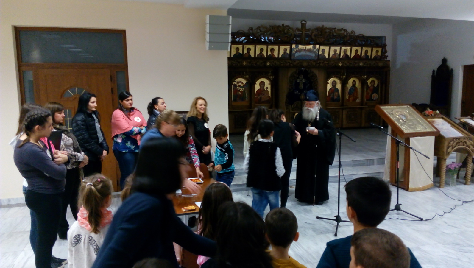 nikiforov2011162 В навечерието на 21 ноември-Въведение Богородично и Ден на Християнското семейство, учениците от ОУ“Христо Никифоров“ организираха празник