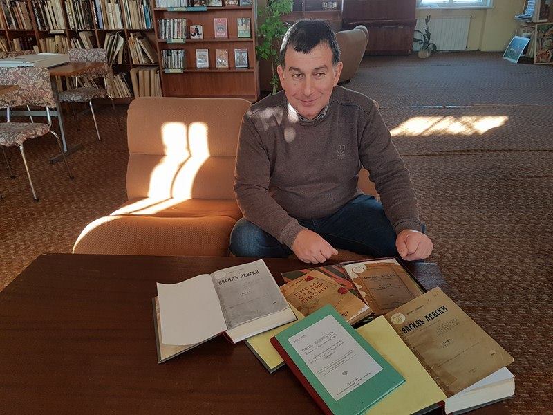 veskoknigi112161 Доброволецът Веселин Топалов подвърза ценни книги на библиотеката в Ловеч