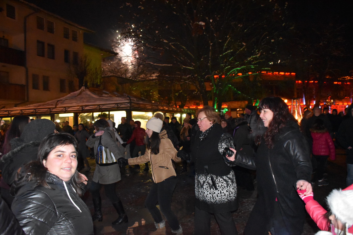 lovechnewyear101172 Ловеч посрещна Новата 2017 година с голям концерт и новогодишно приветствие от кмета Корнелия Маринова