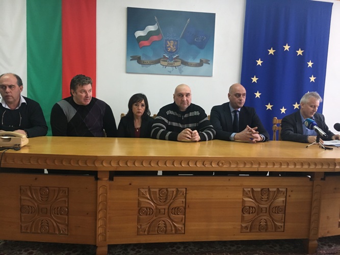 police1201172 Трима са задържани, а двама са обявени за общодържавно издирване във връзка с тежко криминално престъпление
