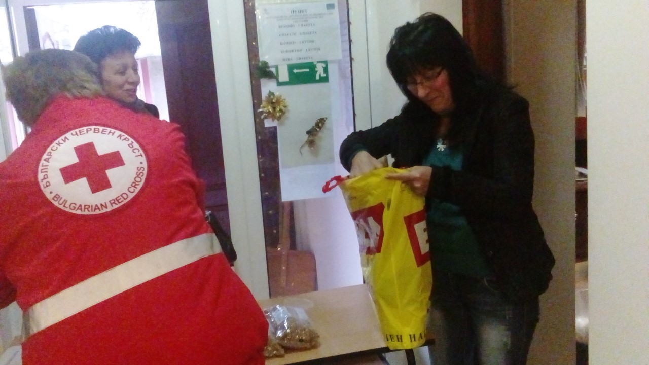 redcross1401171 ПРОДЪЛЖАВА РАЗДАВАНЕТО НА ХРАНИТЕЛНИ ПРОДУКТИ НА НУЖДАЕЩИ СЕ БЪЛГАРСКИ ГРАЖДАНИ – ПЪРВИ ТРАНШ 2016