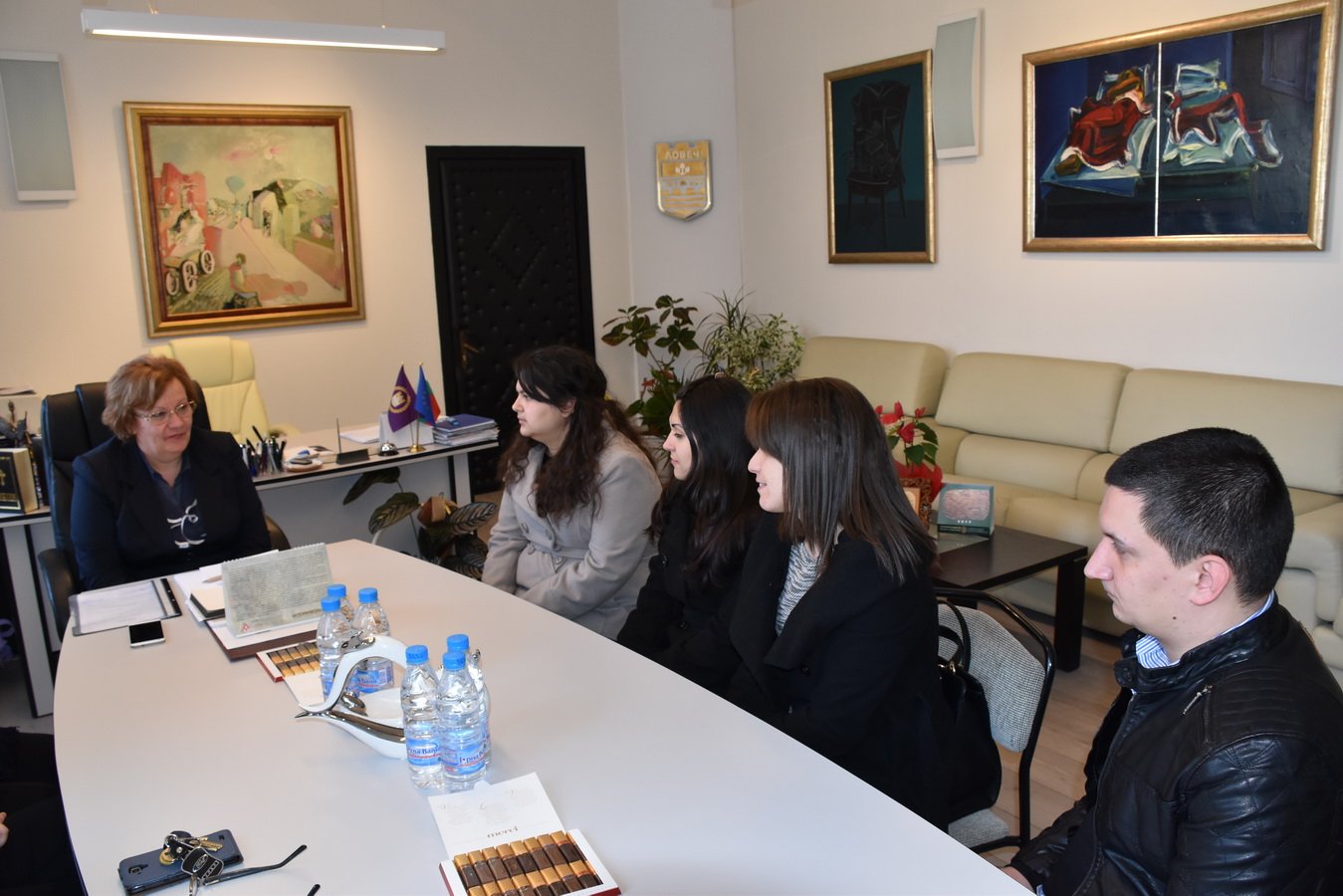startkariera1402171 Кметът на Община Ловеч Корнелия Маринова прие четирима младши експерти „Административно обслужване“, които ще работят девет месеца по програма „Старт в кариерата“