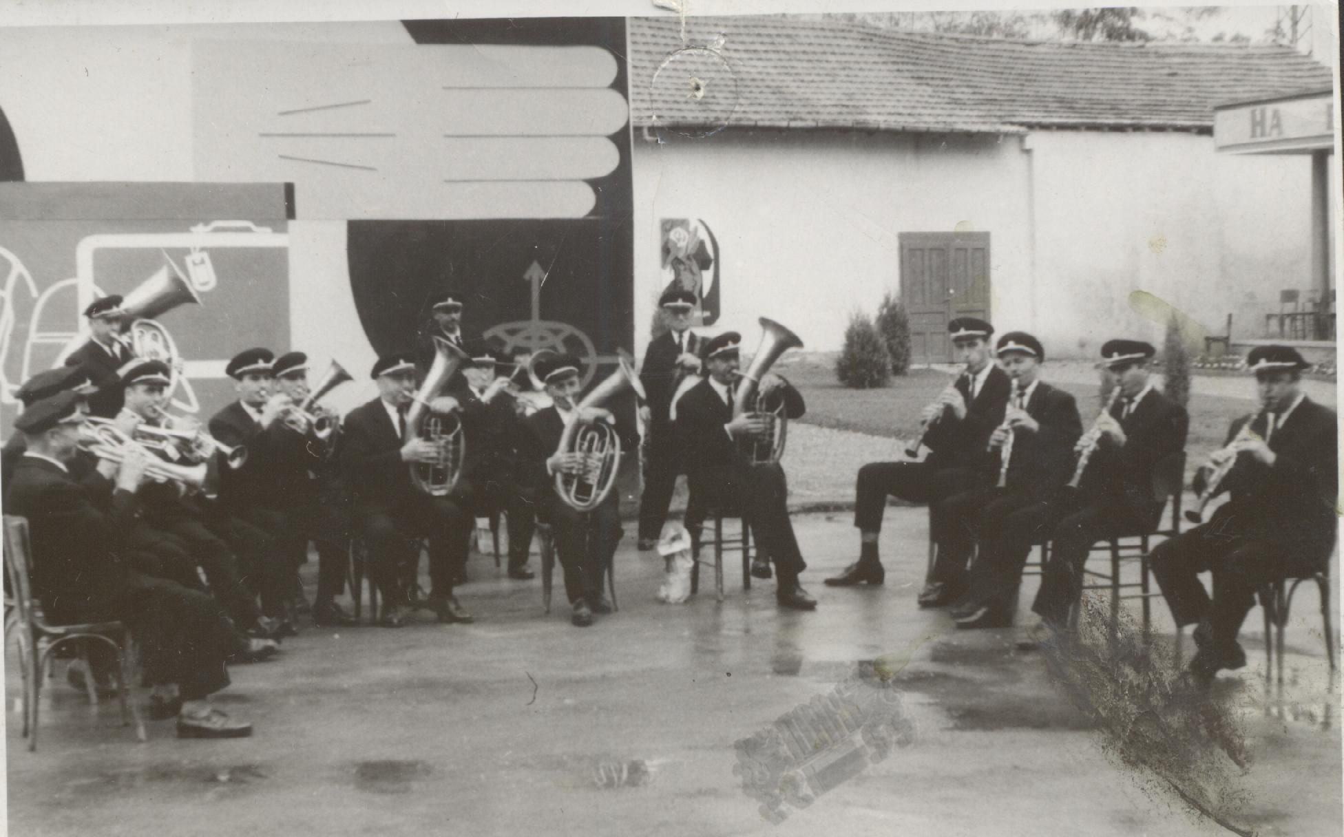 Duhow orkestar lovech 1970g. Духовият оркестър на Ловеч отбелязва 50 годишен юбилей на 30 март (четвъртък) с голям концерт в салона на Ловчанско читалище „Наука-1870 г.“