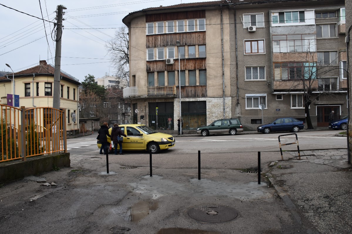 kolchetaulica140317 3 Община Ловеч ограничи с колчета преминаването през тротоара на улица „Цачо Шишков“ до ОУ „Васил Левски“
